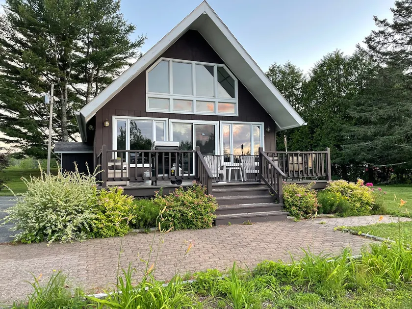 *Cozy Chalet on Memphremagog -Lake Views! - Image 1