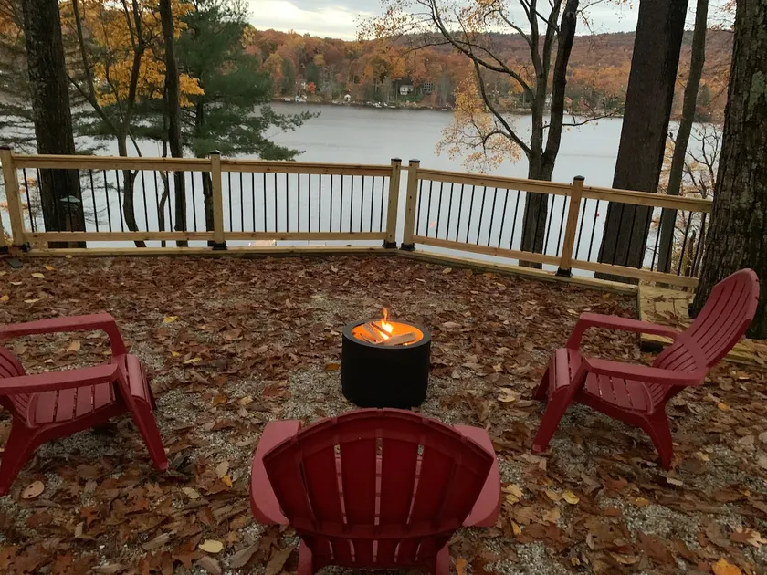 Large, 4 season, lakefront retreat. Close to skiing, golf and hiking. - Image 1