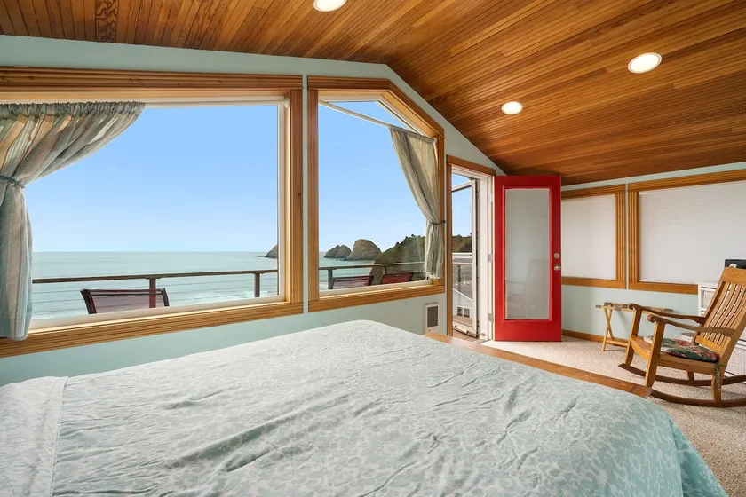 ArchRockVIEWS, contemporary light filled Cottage - Image 1