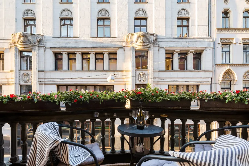 Classical Apartment with Large Balcony Close to Chain Bridge - Image 1