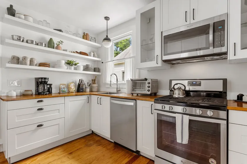The Blue Door Farmhouse | 2BR 1BA Near DT Cola - Image 1