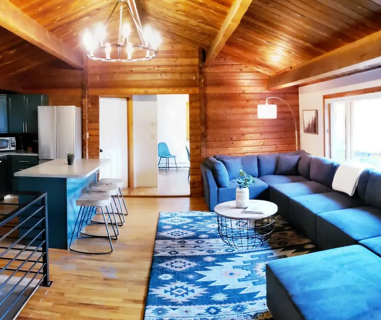 Cozy Log Cabin, 5 Min to Ski, Great for Groups, Oversized Deck, Dog-friendly - Image 1