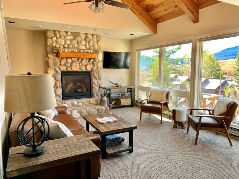 Walk to Lifts - Mountain Views & Large Deck - Image 1