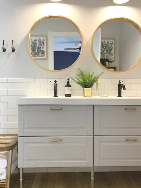 New cozy studio 2 queen beds kitchen walk to water - Image 1
