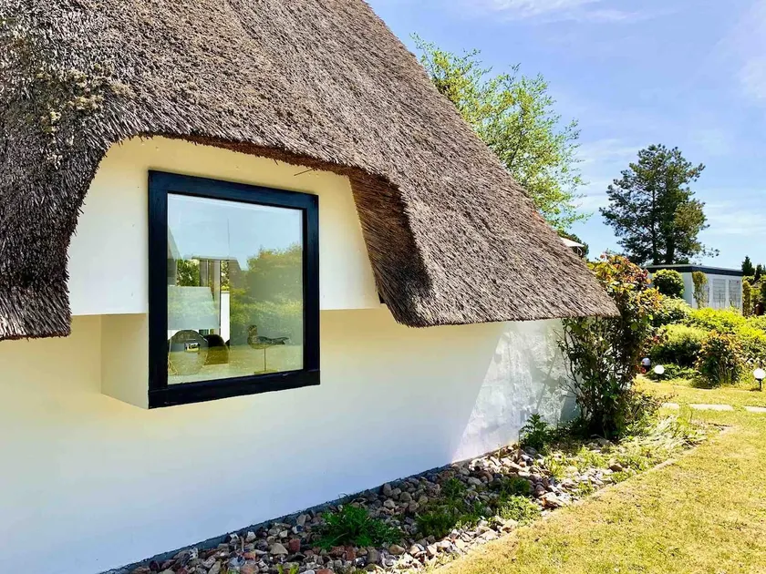 Thatched roof house 1 on the Baltic Sea near the beach - Image 1