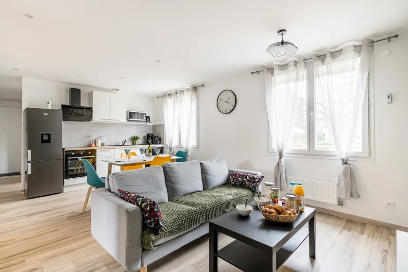 3 Bedrooms, Comfort 6 people / Train station & Tram Ideal for professionals - Image 1