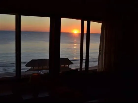 Beachfront penthouse apartment - Image 1