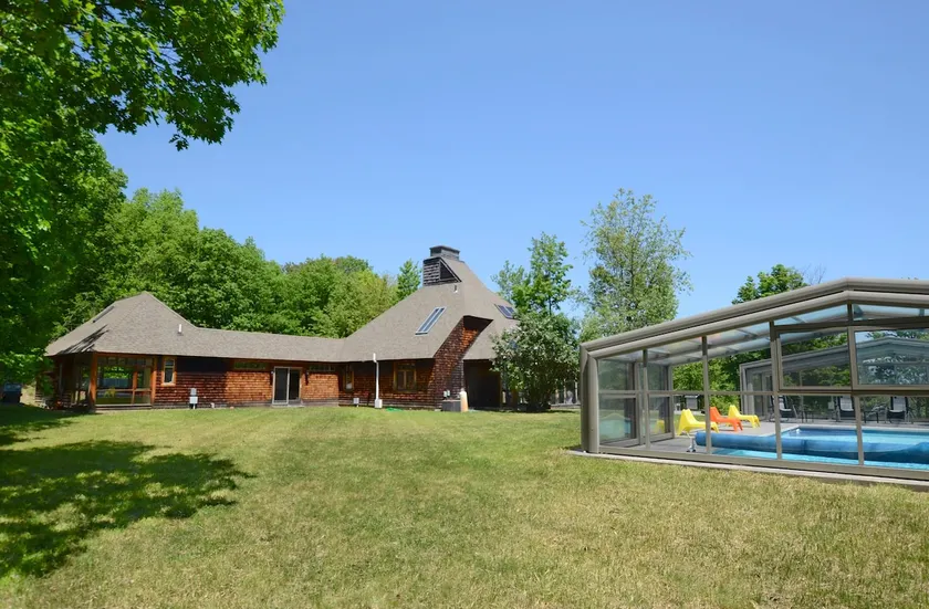 UNIQUE! 40 Pvt. Ac. Fireplace, Grill, Enclosed Heated Pool & Hot Tub - Image 1