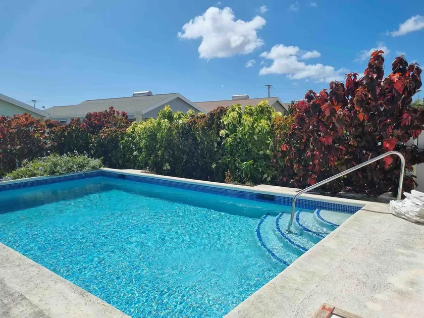 Immaculate villa with private pool - Image 1