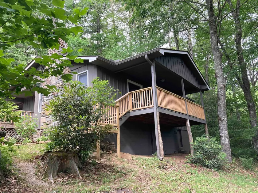 Hilltop Hideaway- Cozy Cabin w/ Fireplace, Private Deck/Yard, Family Friendly! - Image 1