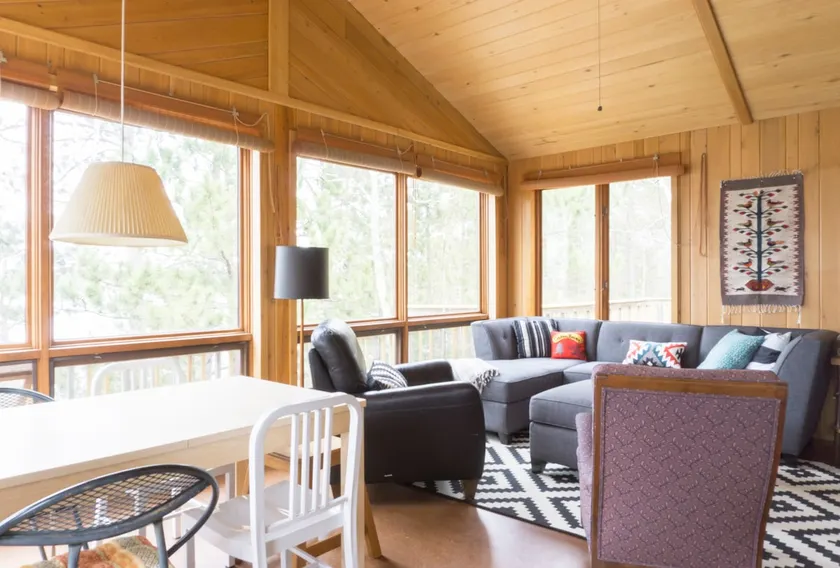 Escape to this modern cabin overlooking the lake - Image 1