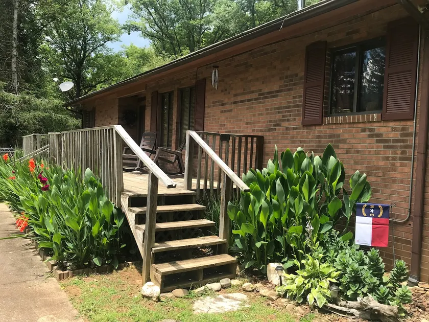 Cozy by the Creekside: 1.4 miles to Casino - Image 1