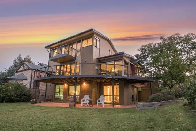 The Lakehouse 3 story house, sleeps 10, 2.5 baths - Image 1