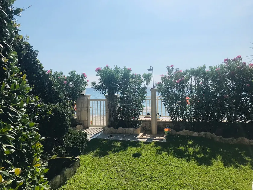 Great 1st line sea-side location - Image 1