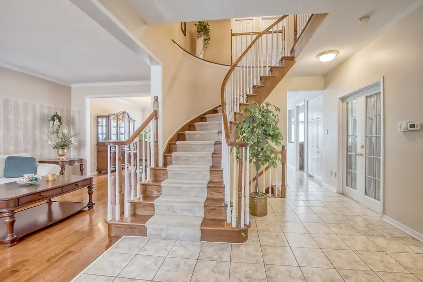 4 BD 2.5 BA Home by Centrum Mall & Signature Plaza - Image 1