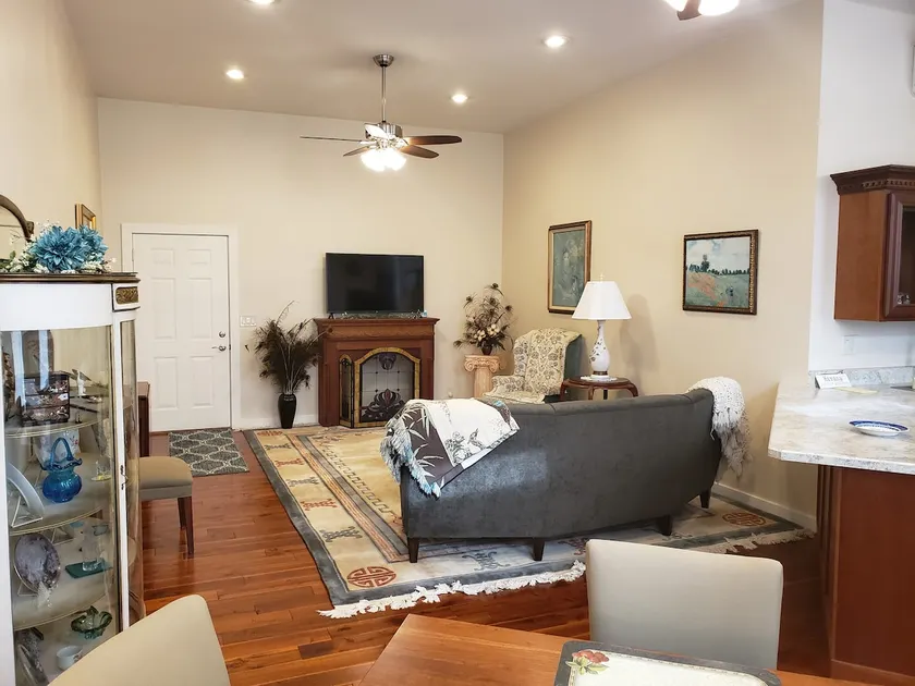 Upscale and Quiet Retreat - Image 1