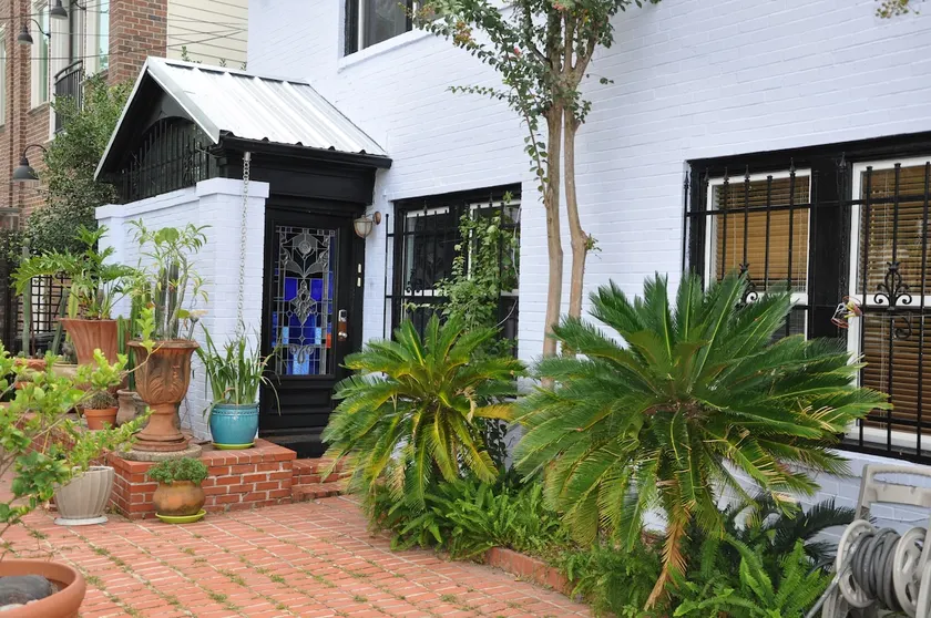 Unique 2 bedroom Apt. in the heart of Montrose - Image 1
