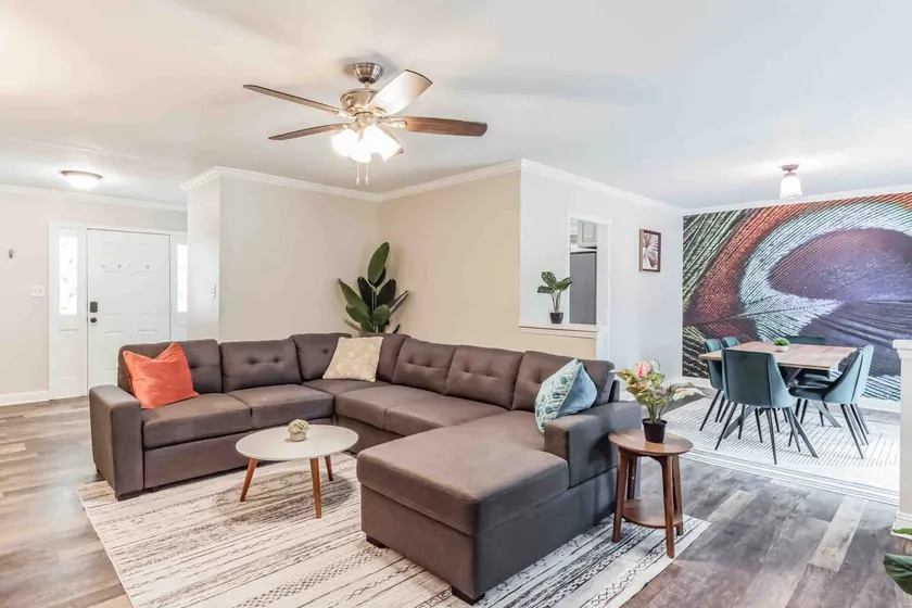 Mins to Hospital | Fenced Backyard | Sleeps 6 - Image 1