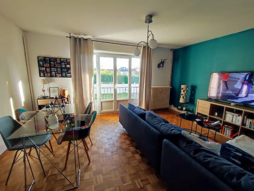 Bright and well-located apartment with parking. - Image 1
