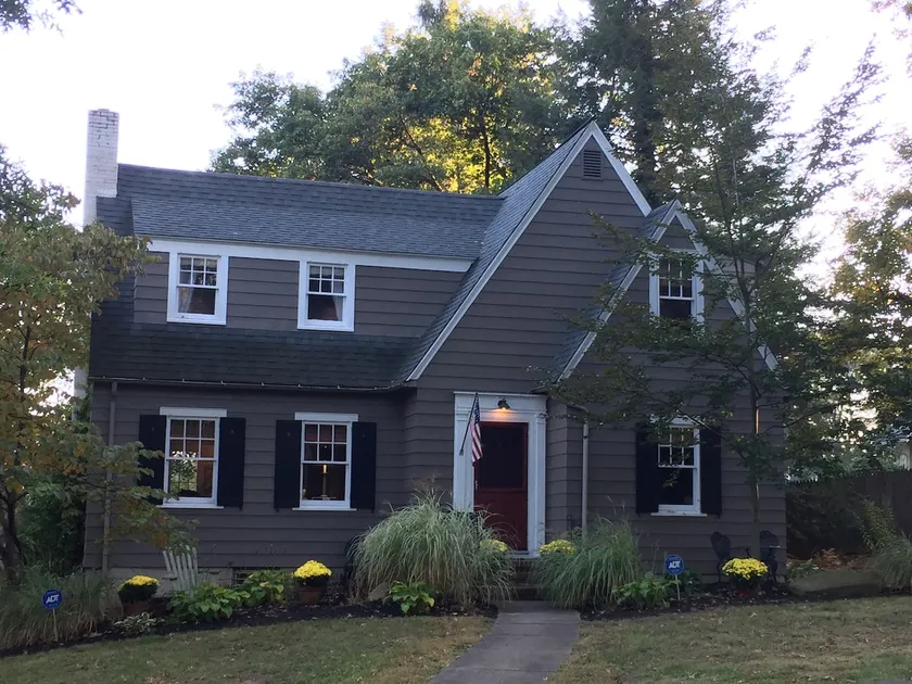 Comfortable Family Home in a Charming Neighborhood - Image 1