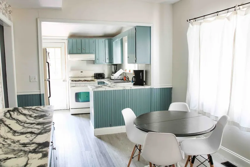 Spacious House with PARKING & Ideal for Long Stays - Image 1