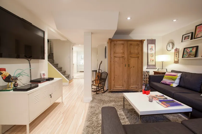 Modern Apartment in Popular Roncesvalles Village - Image 1