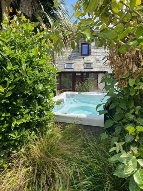 Large cottage, garden, hot tub & walk to the beach - Image 1