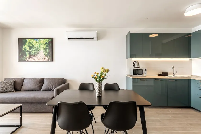 Fantastic apartment at see side with pool - Image 1