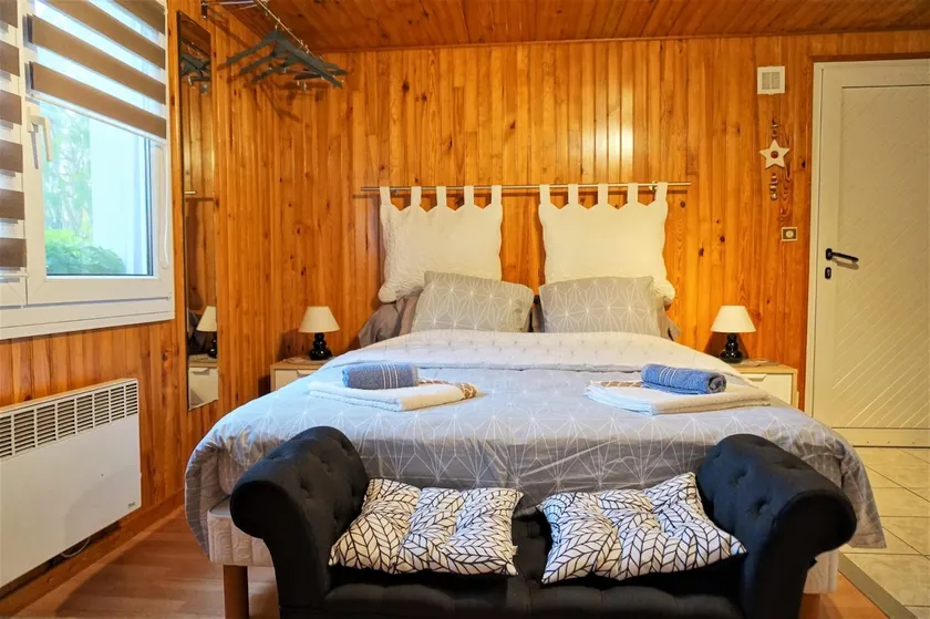 Charming furnished studio with bathroom and toilet - Image 1