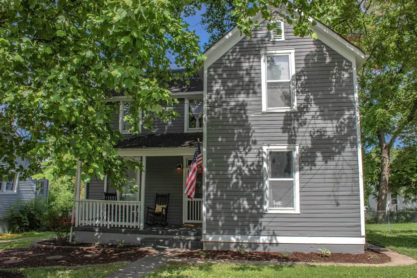 Historic 6 bedroom home. 45 minutes from STL. - Image 1