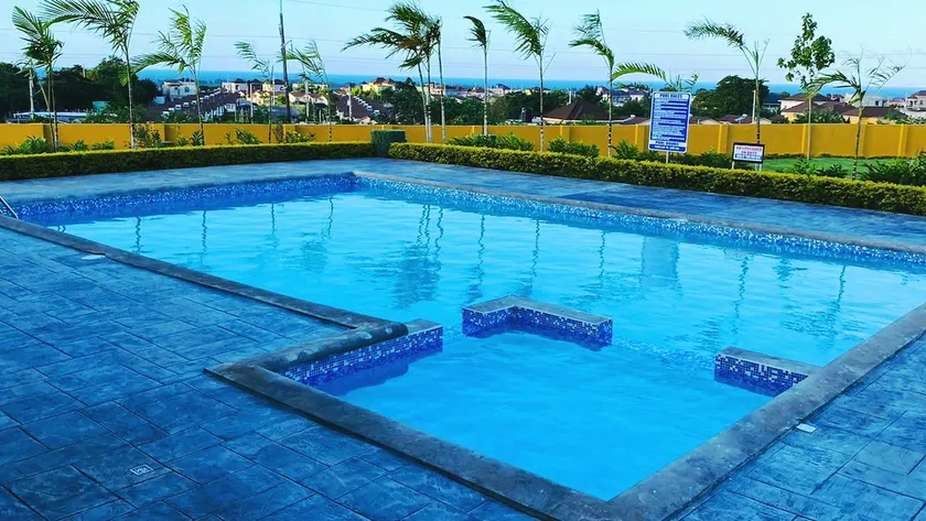 Experiences by the Bay (with pool, wifi and gym) - Image 1