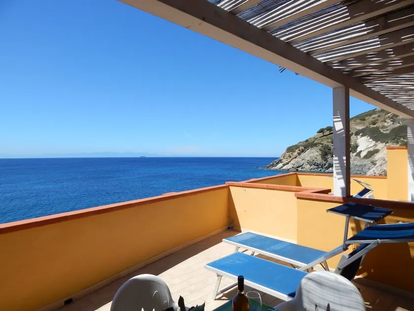 Two-room apartment with large terrace overlooking the sea Pomonte - Image 1