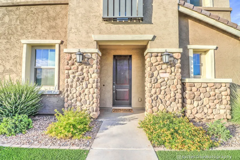 The Farmhouse Guest Suite - 8 minutes to Airport! - Image 1