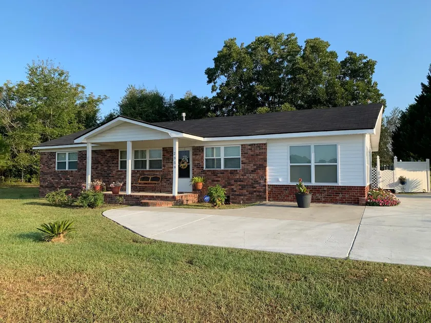 Dean's Cozy Country Cottage - Image 1