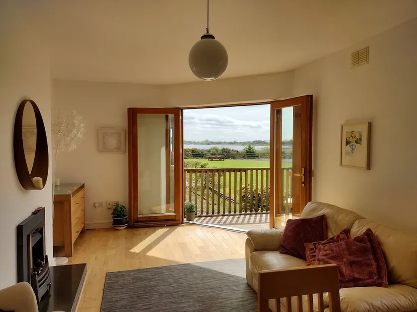 Bright, comfortable lakeside apartment - Image 1