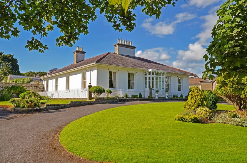 Nile Lodge House, Galway City, Sleeps Up To 10 - Image 1