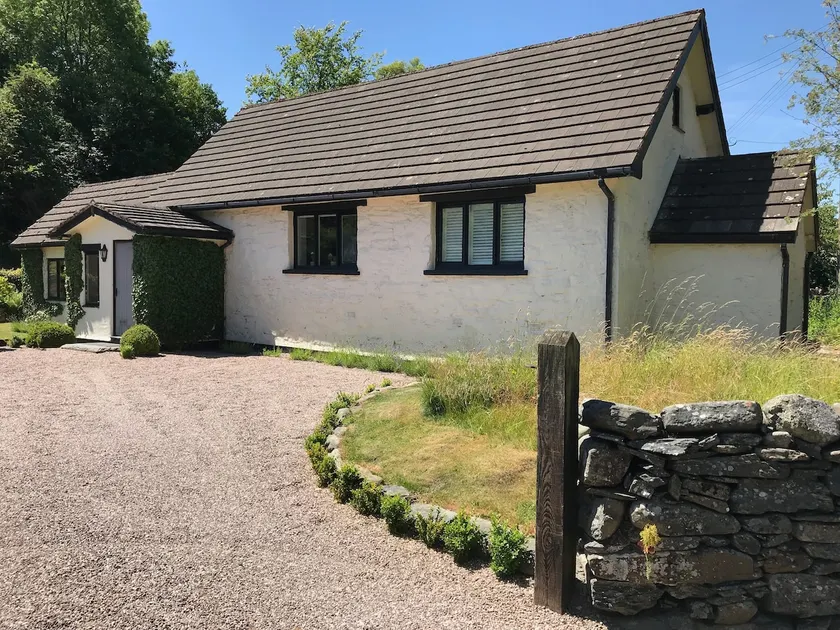 Pretty riverside cottage near Snowdonia - Image 1