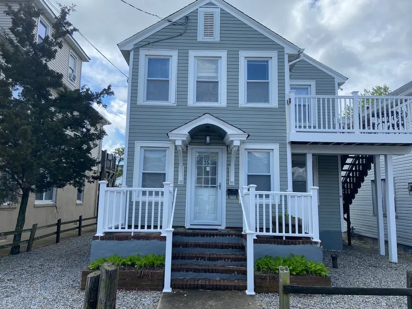 Beach Block, Renovated 2 bdrm, sleep 6, 2nd Flr unit Parking and 4 beach badges - Image 1