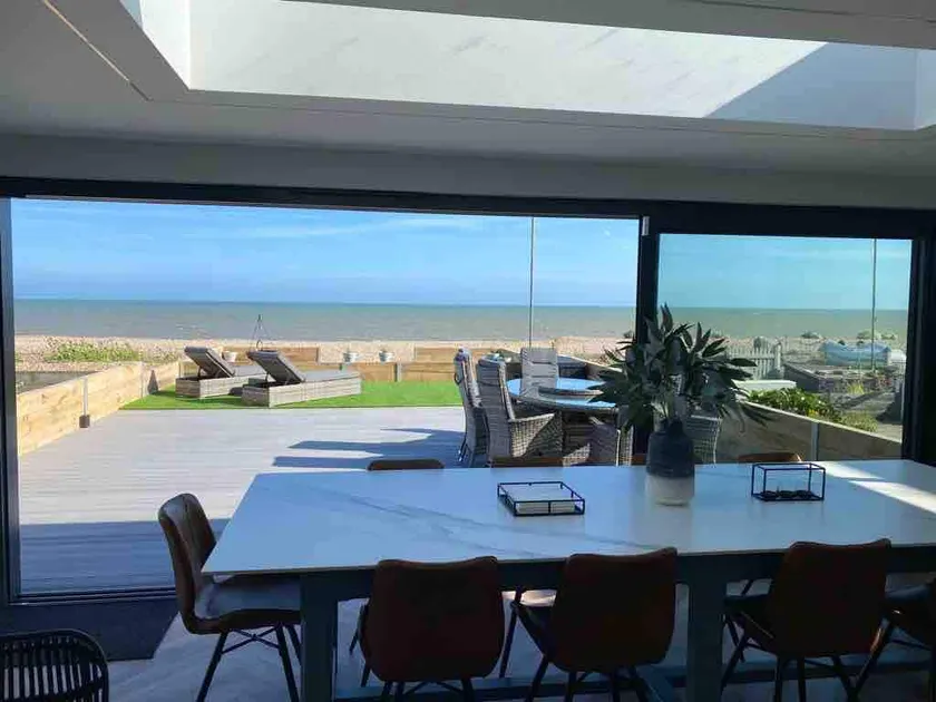 Luxury five star beachfront bungalow - Image 1