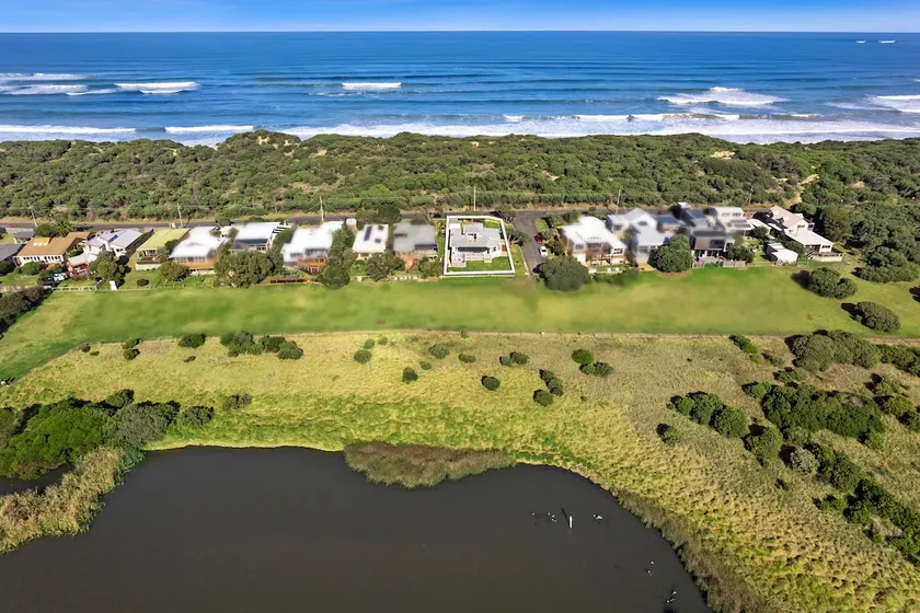 SALTWATER HOUSE - Opposite the beach and views over the lake! - Image 1
