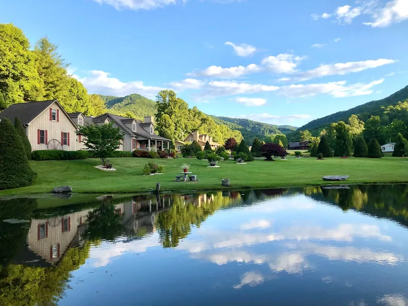 Cozy Cottage w/a Pond Nestled in the Mountains - Image 1