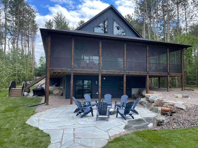 Sandalwood Retreat on Round Lake - Waterfront property with screened porch ￼ - Image 1