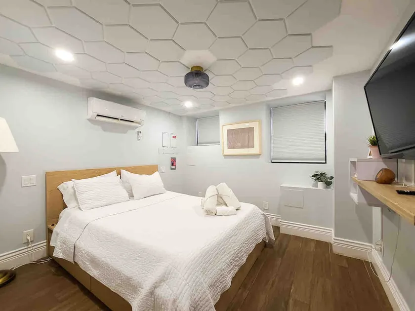 Modern Space w/ Private Bath - Image 1