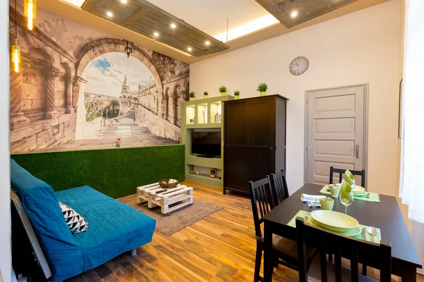 Luxury Downtown Apartment - Image 1