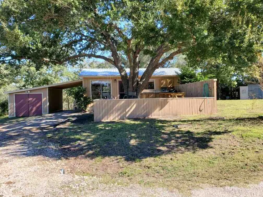Cheerful 2-bedroom cottage with a view - Image 1