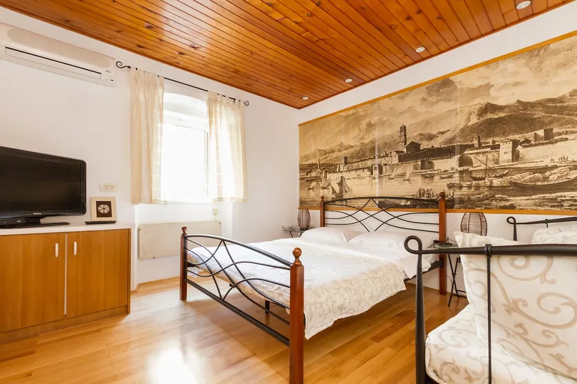Exclusive Studio within City Walls - Image 1