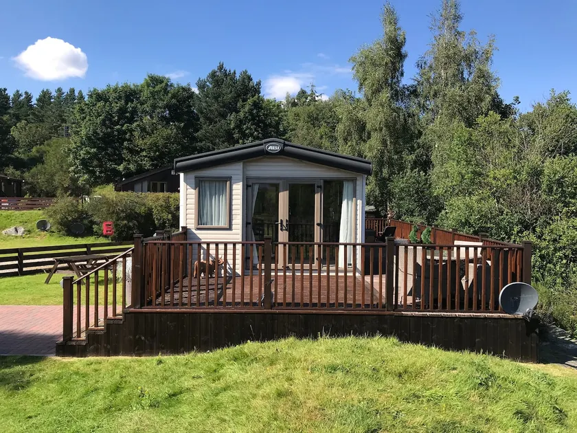 Riverbank Lodge - Image 1