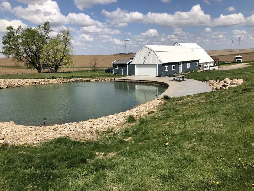 Renovated barn with a bar - Image 1
