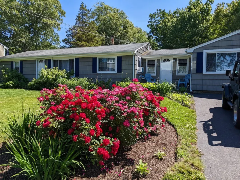 Narragansett Pier, walk to beach, 1 mile, sleeps 8 - Image 1