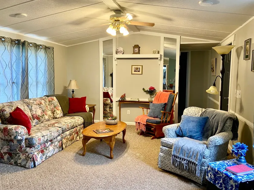 Quiet Country Living w/private lot - Image 1